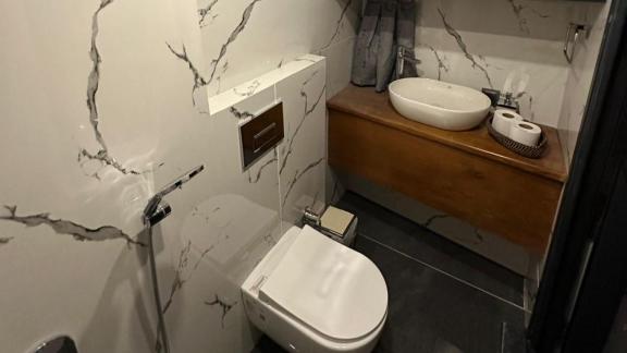 Das moderne Badezimmer der Trawler-Yacht Lagertha besticht durch stilvolle Marmordetails und ein funktionales Design.