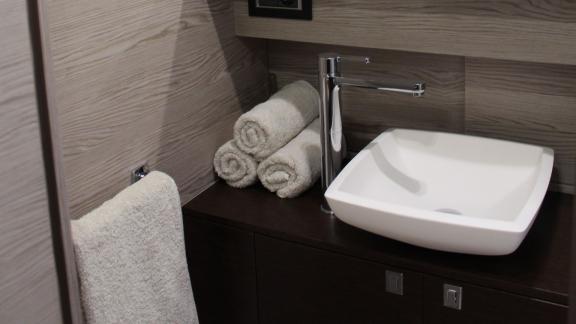 Designwaschbecken und Handtücher für Tagesmieten der Yacht My Way ab Ibiza.