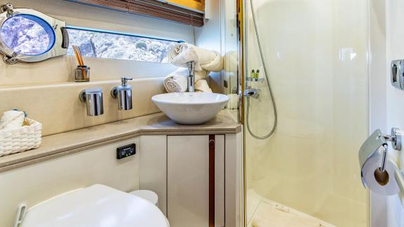 Die Motoryacht Silencio bei Mallorca bietet ein Bad mit Dusche Waschbecken und Fenster.