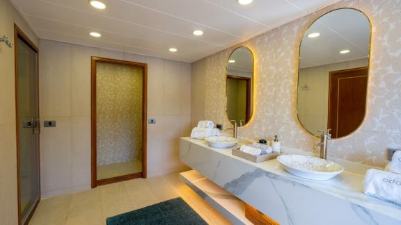 Ocean Breeze Bodrum’da modern tasarımlı banyosuyla lüks kiralık yat konforu ve ferah kullanım alanı sunar.