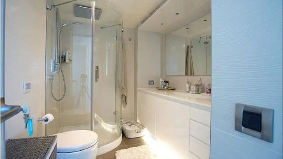 Das Bad der Rem in Göcek verfügt über eine großzügige Dusche und elegantes Design.