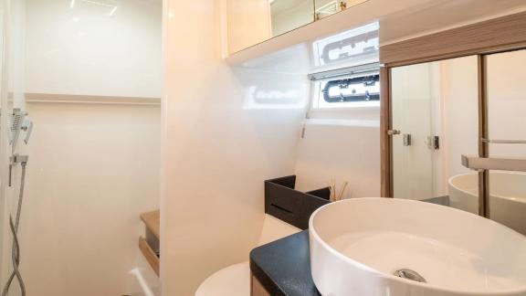 Modernes Badezimmer mit Dusche auf der Motoryacht Petitchet.