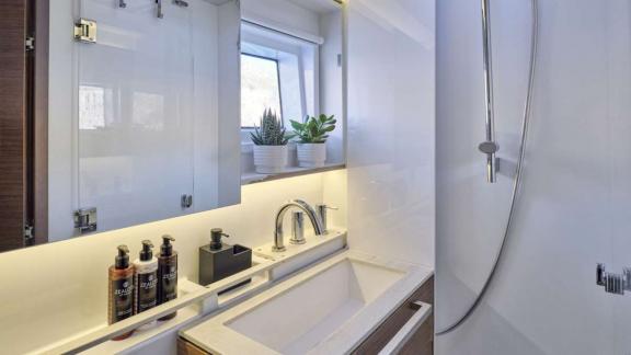 The catamaran Andare Avanti features a bright and modern bathroom near Athens.