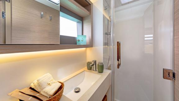 Helles Bad auf der Libra mit geräumiger Dusche und elegantem, modernem Design.