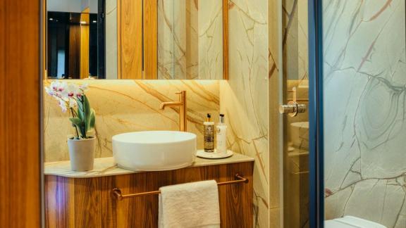 Das Badezimmer des Katamarans Honeymoon beeindruckt mit stilvollen Details und Naturmarmor.