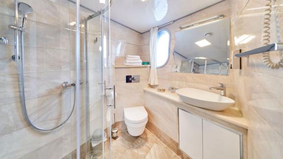 Casablanca motoryat kabin banyosu Trogir çıkışlı turda modern konfor sunar.