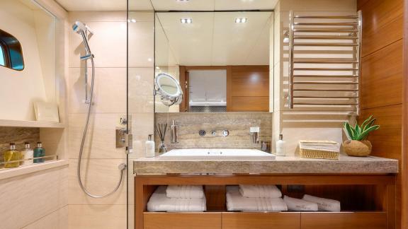 Das Bad der Princess 40M bietet Dusche, Marmorwaschtisch und edles Design.