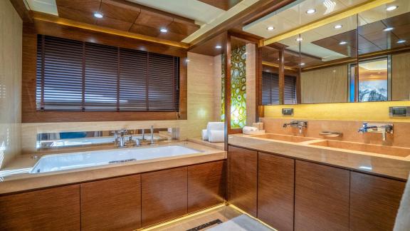 Das großzügige Bad der Silent World bietet bei Split Kroatien edles Design.