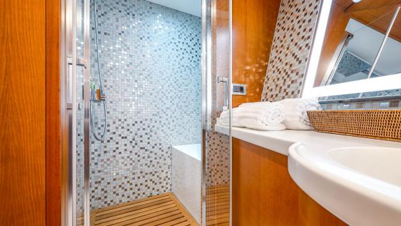 Split çıkışlı San Limi yatının banyosunda modern duş kabini ve şık detaylar yer alıyor.