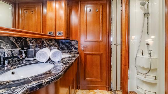 Das stilvolle Bad auf Klobuk bietet Komfort und hochwertige Ausstattung.