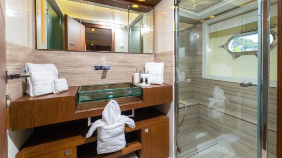 Das Bad der Ferretti 100 vereint modernes Design mit luxuriösem Komfort.