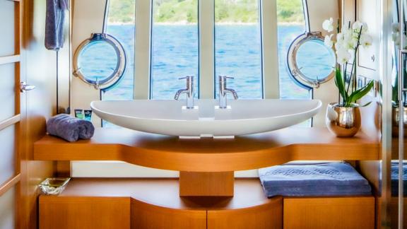 Ferretti 780 Orlando L предлагает ванную с двойной раковиной и панорамным видом на море.