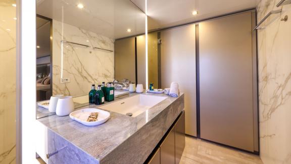 Featuring marble finishes and sleek lines, this bathroom completes the luxury charter experience in Šibenik.