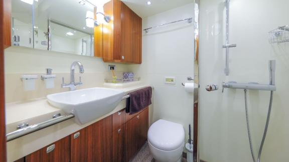 Conrad YCC91 Bellkara offers a modern, well-equipped bathroom designed for comfort.