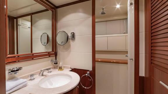 Mangusta 92 Popeye features a cozy ensuite with wood touches and refined finishes.