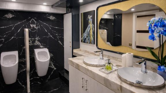 Den Den motor yacht in Bodrum features a spacious bathroom with marble details and modern lighting for daily yacht renta
