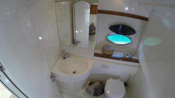 Das moderne Badezimmer auf der Motoryacht Black Ball ist mit stilvollen und funktionalen Details ausgestattet.