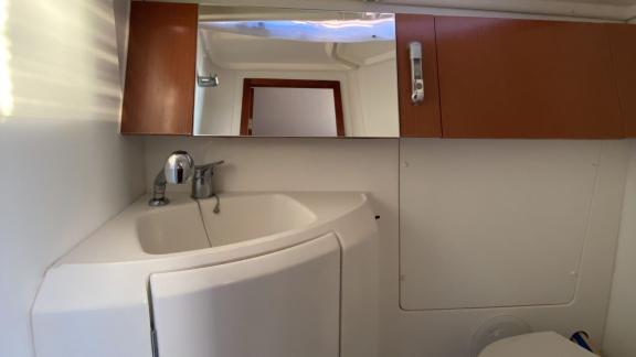 The bathroom of the sailing yacht Çakıl stands out with its modern design and functionality.