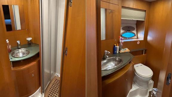 Das stilvolle und moderne Badezimmer der Motoryacht Rüzgar Demir.