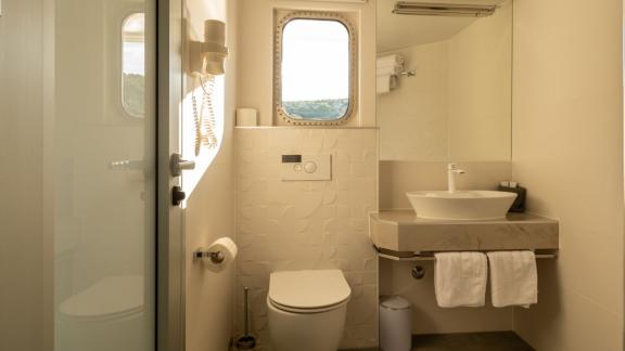 Das Bad auf der Yolo überzeugt mit Fenster, Stil und moderner Ausstattung.