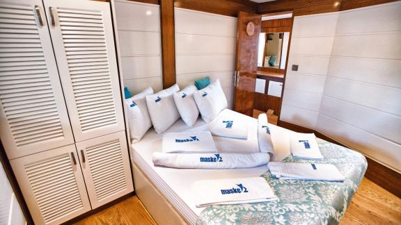 The luxurious guest cabin of Maske 2 features elegant design and a comfortable bed.