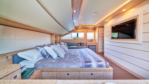 Helle und geräumige Kabine der Acceptus Yacht in Kroatien, ideal für luxuriöse Nächte.