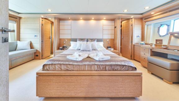Geräumige Hauptsuite der Acceptus Yacht in Kroatien, perfekt für komfortable Nächte.