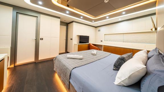 Das luxuriöse Hauptschlafzimmer der North Wind mit modernem Design und stilvoller Einrichtung.