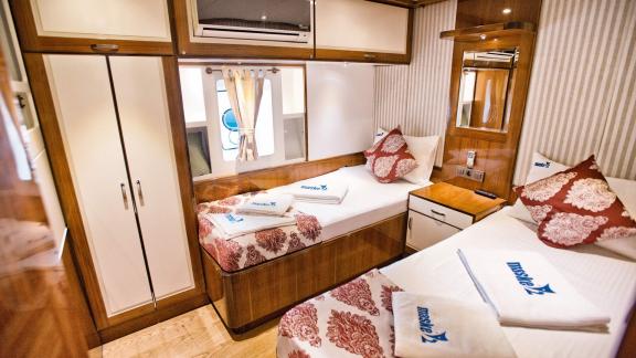 The twin cabin of Maske 2 features two single beds and stylish design.