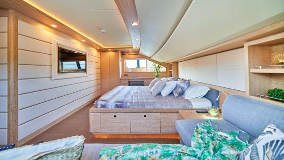 Helle und luxuriöse Kabine der Acceptus Yacht in Kroatien, ideal für stilvolle Nächte.