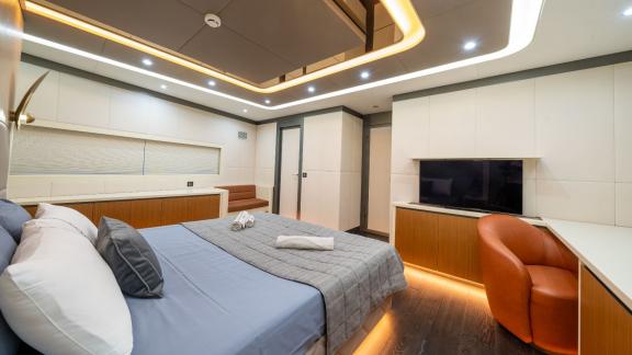 Das geräumige Hauptschlafzimmer der North Wind mit modernem Design und komfortablen Annehmlichkeiten.