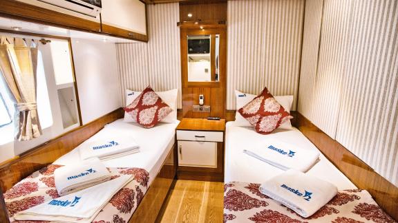 The cozy twin cabin of Maske 2 features two single beds and a relaxing atmosphere.