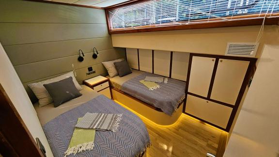 Cozy cabin on Gulet Arni with two single beds and modern design.