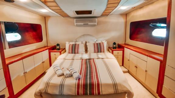 Das geräumige Schlafzimmer der Motoryacht Hayalim verfügt über ein bequemes Bett und viel Stauraum.