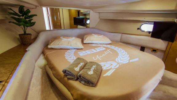 Hauptkabine der Motoryacht Zeus 2 mit einem bequemen Bett und modernem Design.