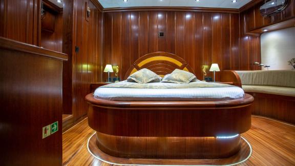 Luxurious master cabin of the Gulet Diva Deniz with a large double bed.