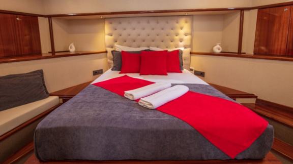 Elegante Hauptkabine der Gulet Royal RTT mit komfortablem Bett und stilvollem Design.