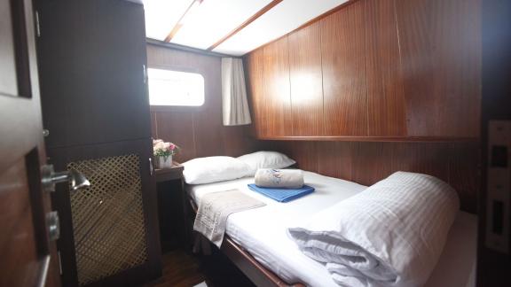 Luxuriöses Schlafzimmer der Sumru Sultan mit großem Bett und eleganter Einrichtung.