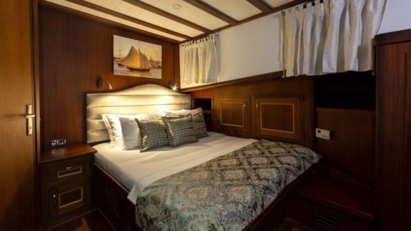 Cosy cabin on the Gulet Smyrna with elegant furnishings and comfortable bed.