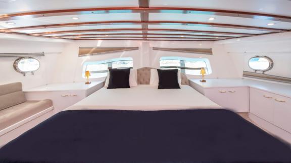 Geräumiges und luxuriöses Hauptschlafzimmer auf der Guletcharter Hülyam 2 in Göcek mit elegantem Design.