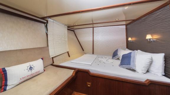 Gemütliche Kabine mit Doppelbett auf einer Gulet.