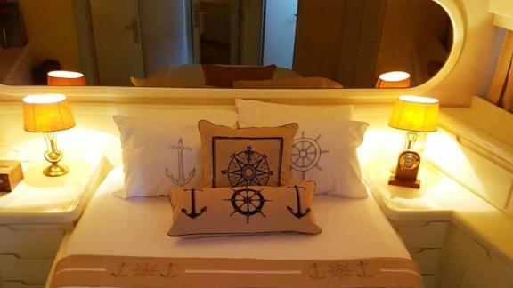 Komfortables Schlafzimmer der Motoryacht Aegean Angel mit elegantem Dekor und warmem Licht.