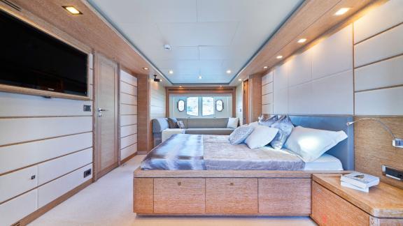 Geräumige und luxuriöse Hauptkabine der Acceptus Yacht in Kroatien, ideal für erholsame Nächte.