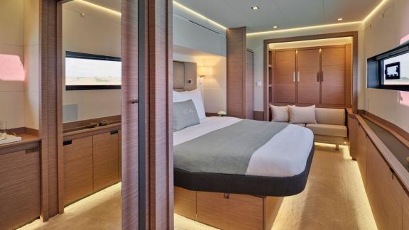 Elegante Kabine der Yacht Elly mit stilvollem Design, großem Bett und modernen Annehmlichkeiten.