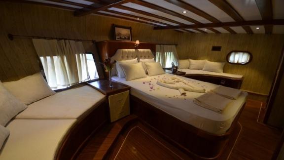 Elegante Kabine mit Doppelbett auf der Gulet Miss Vela in Marmaris. Komfort und Stil kombiniert.