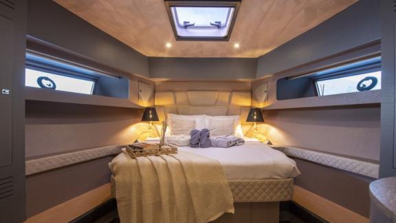 Das luxuriöse Schlafzimmer der Motoryacht Golden Blue ist mit einem bequemen Bett und moderner Dekoration ausgestattet.