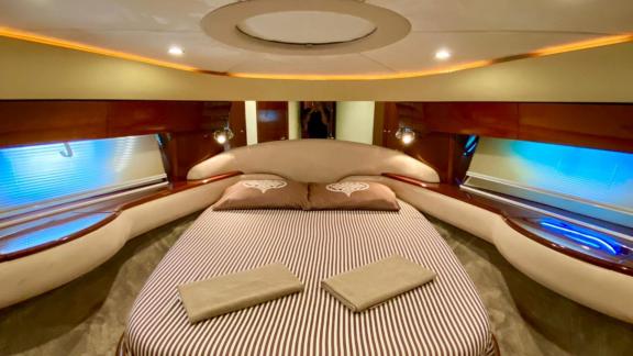 Komfortables und stilvolles Hauptschlafzimmer der Motoryacht Queen S.