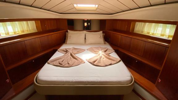 Das Hauptschlafzimmer der Motoryacht Bonus bietet ein großes und komfortables Bett.