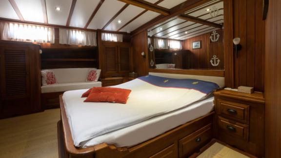 Komfortable Kabine mit Doppelbett und Sitzecke auf der Yacht Kanarya.