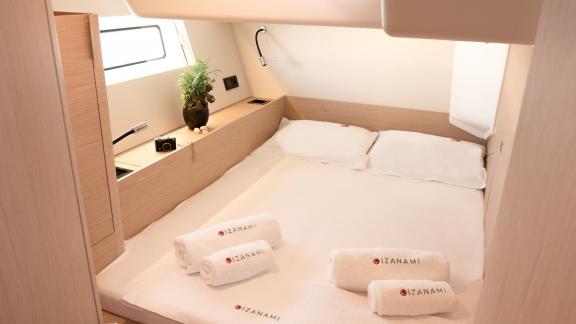 Gemütliches Schlafzimmer auf der Izanami Yacht mit bequemem Bett und elegantem Dekor.